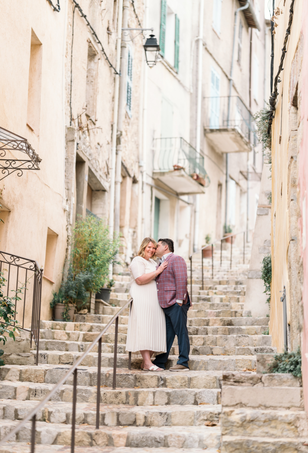bride and groom kiss on the steps in callas france