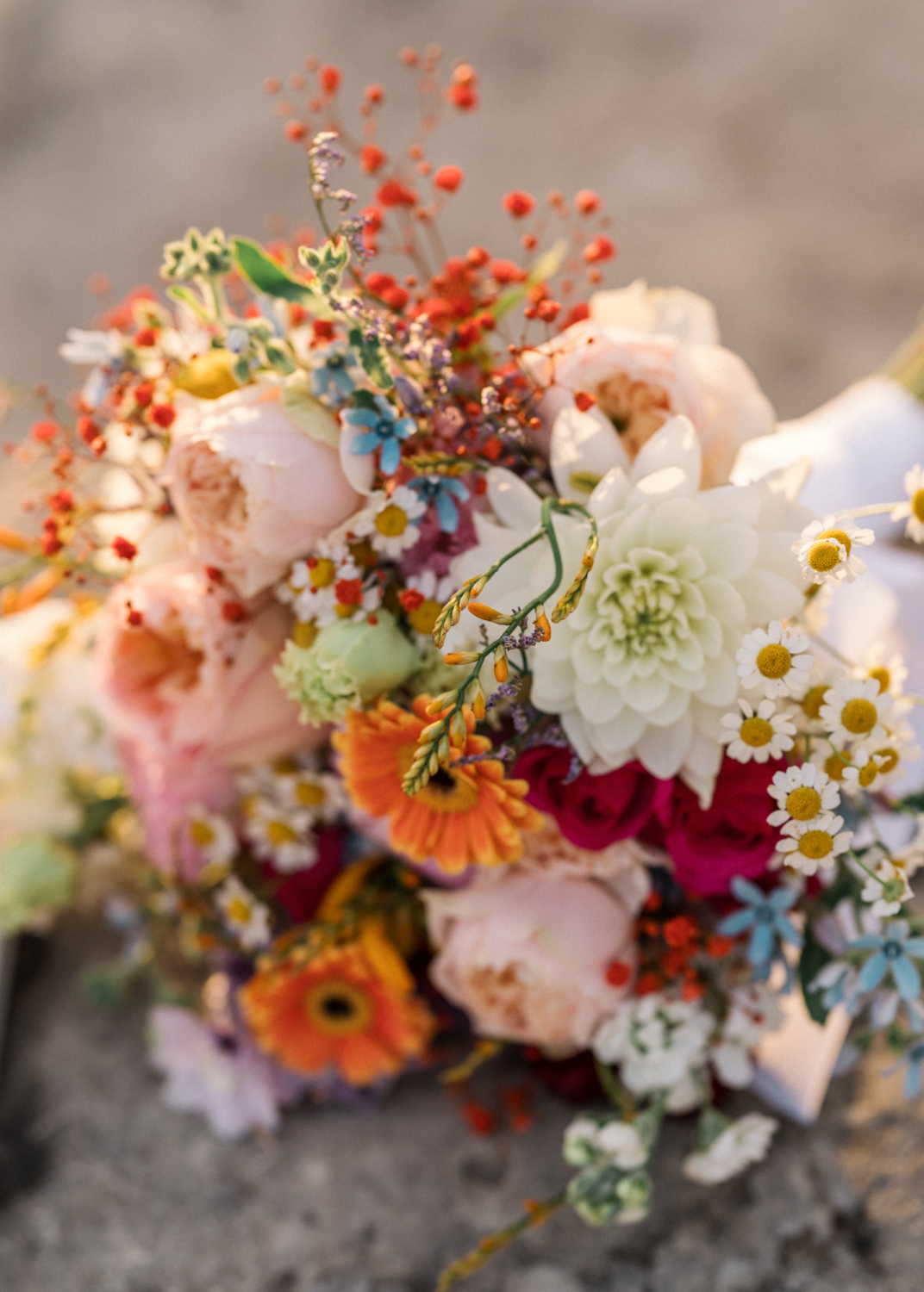 bold-color-wedding-bouquet-france-elopement-photography